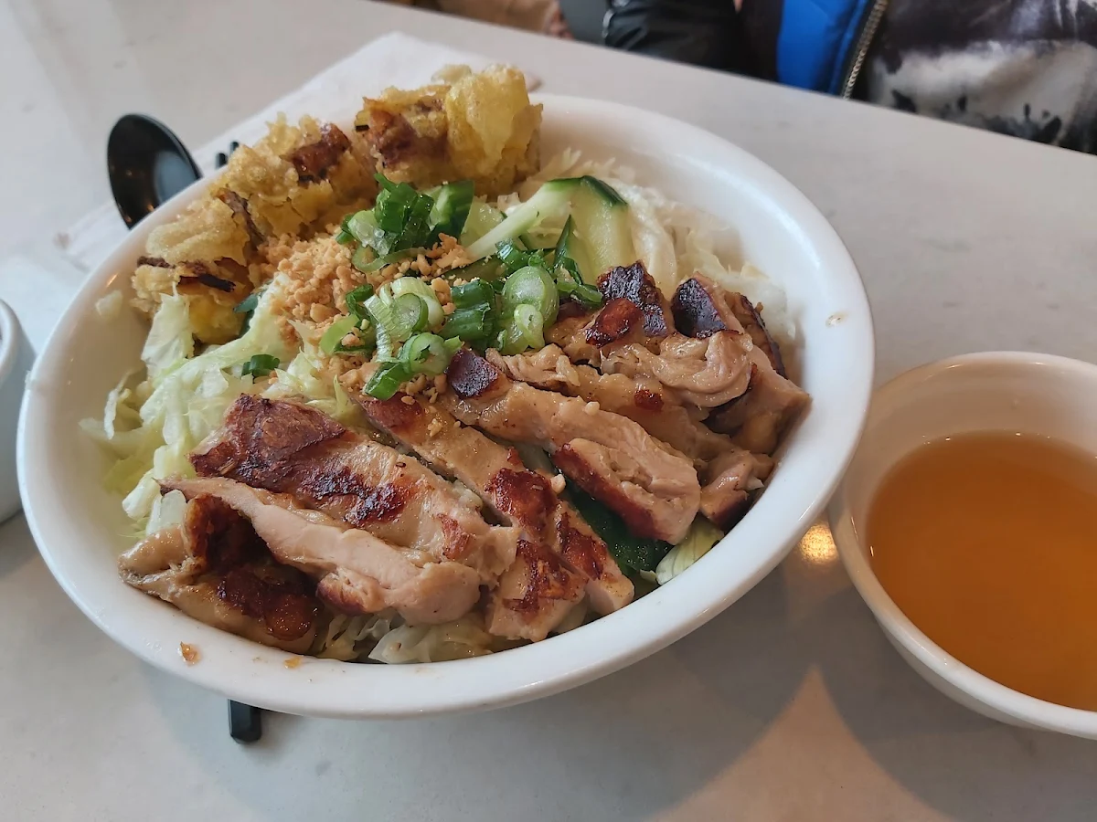 BBQ Chicken BBQ Pork and BBQ Beef Vermicelli Plate 肌肉 猪肉 牛肉